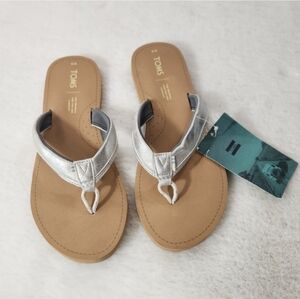 NWT Toms Gabi Silver Flip Flops